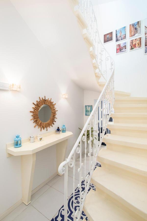 Chic, Stylish Traditional Townhouse With Terrace - セント・ポールズ・ベイ エクステリア 写真