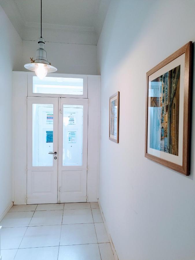 Chic, Stylish Traditional Townhouse With Terrace - セント・ポールズ・ベイ エクステリア 写真